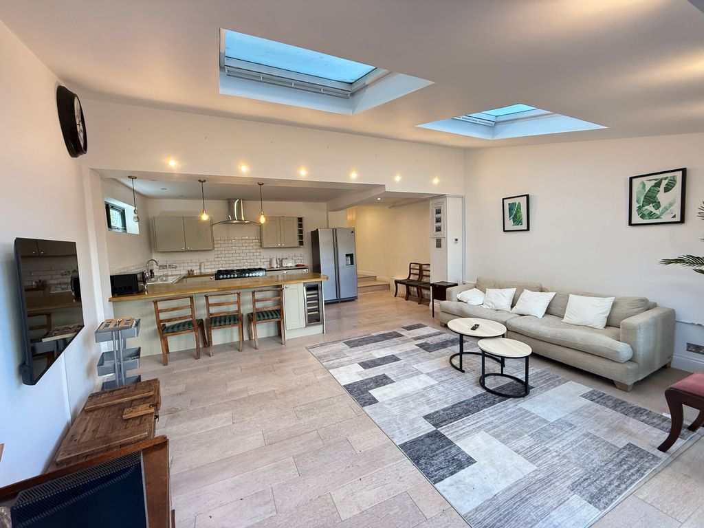 Additional image 20 of 2 bed flat for saleUxbridge Road, Shepherds Bush, London W12
