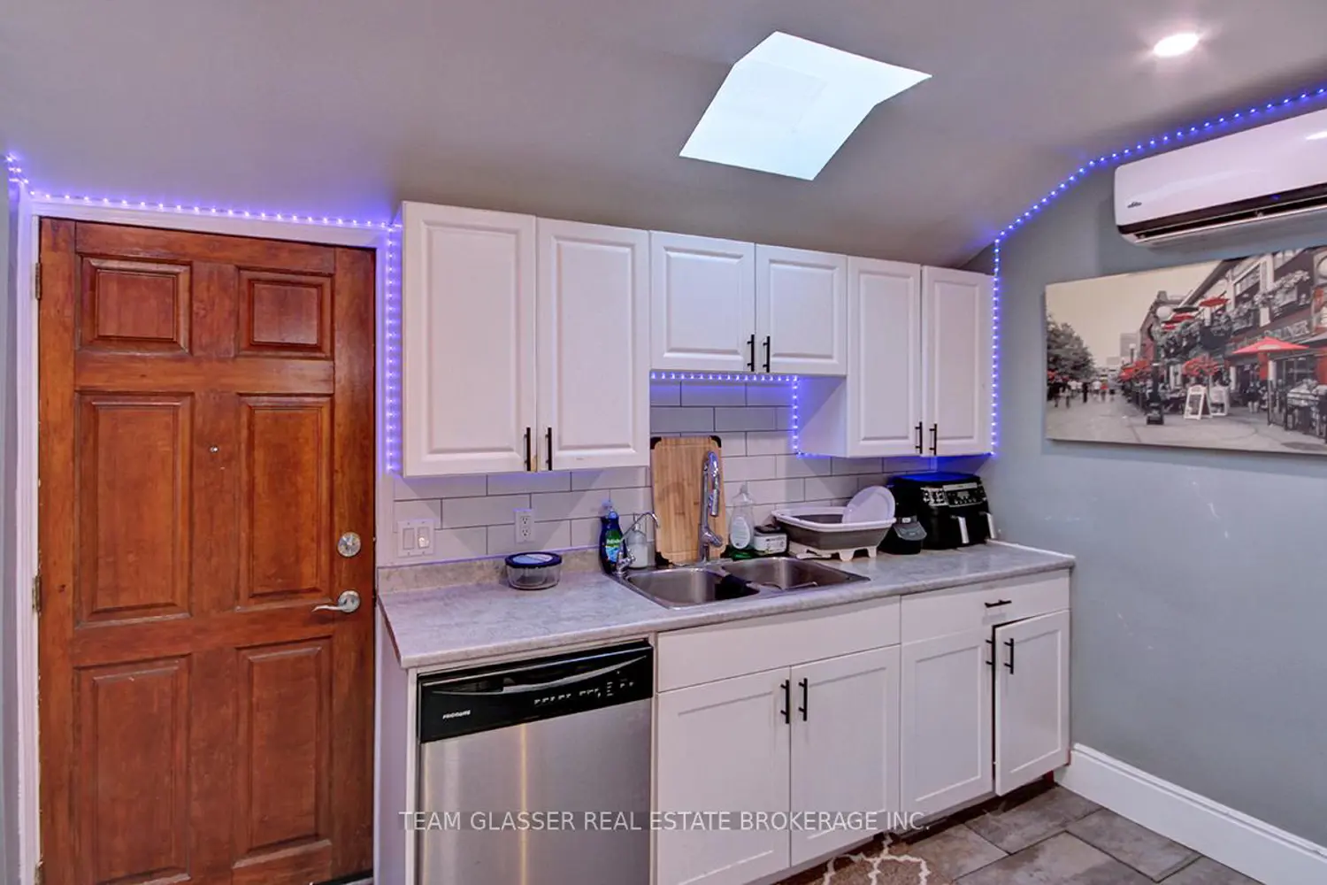 Additional image 9 of 225 Simcoe Street