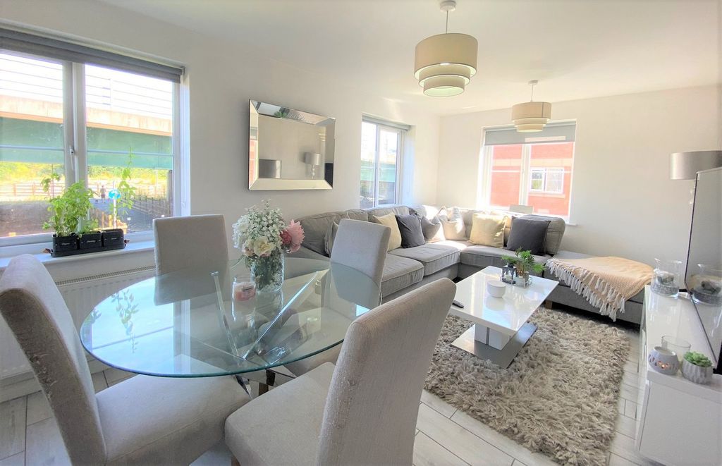 2 bed flat to rentAnderson Grove, Newport NP19