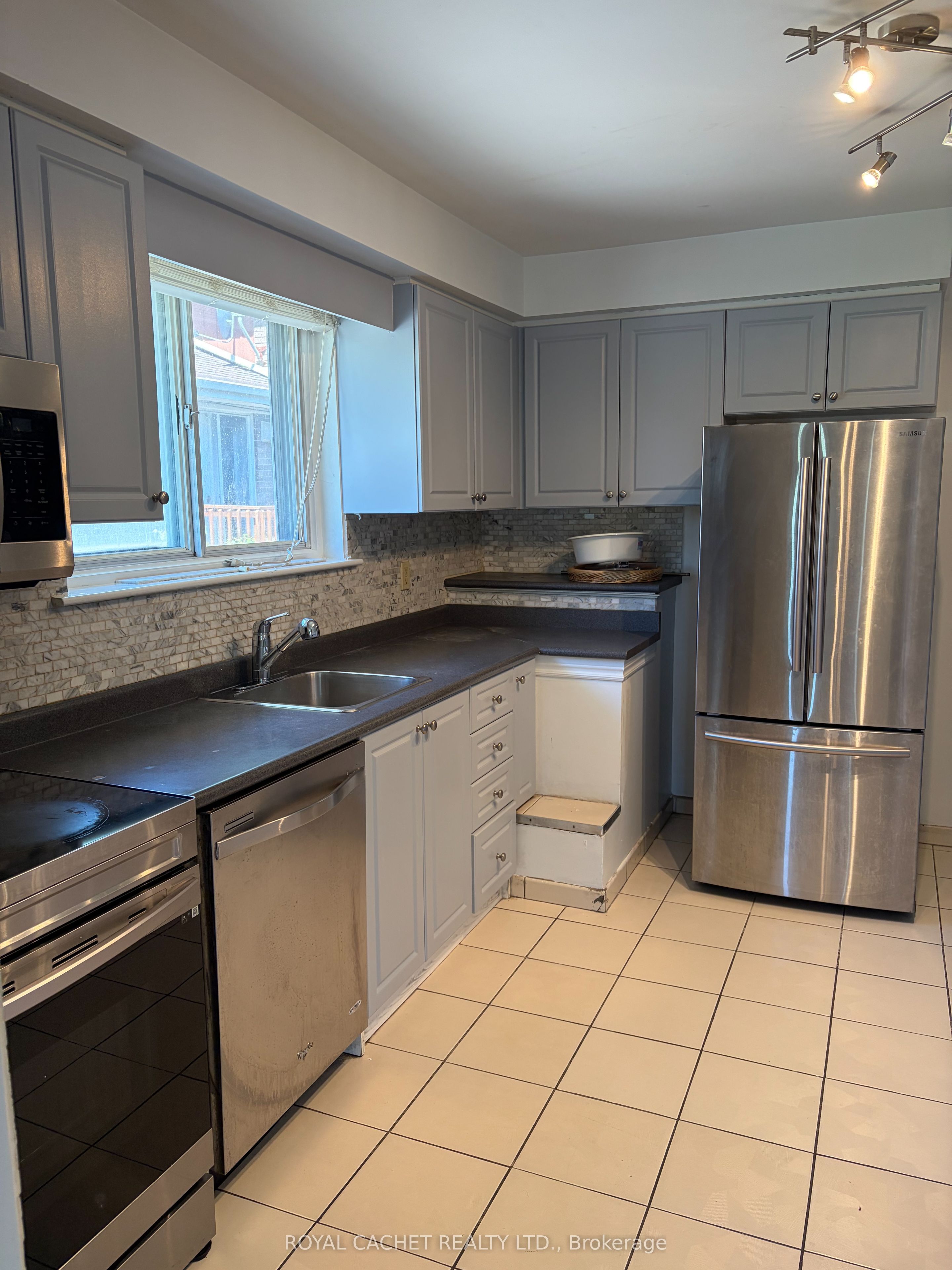 Additional image 2 of UPPER MAIN-90 Billington Crescent, Toronto, ON, M3A 2G6