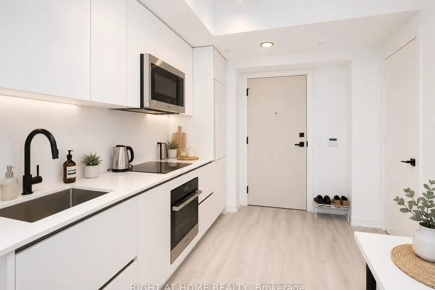 327 King Street 1505 photo 4