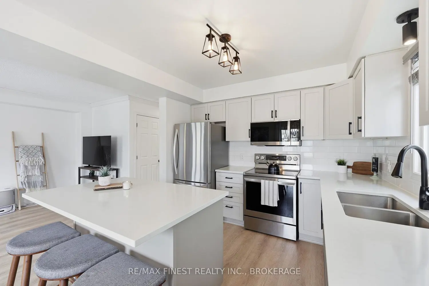 Additional image 7 of 976 Bluffwood Avenue