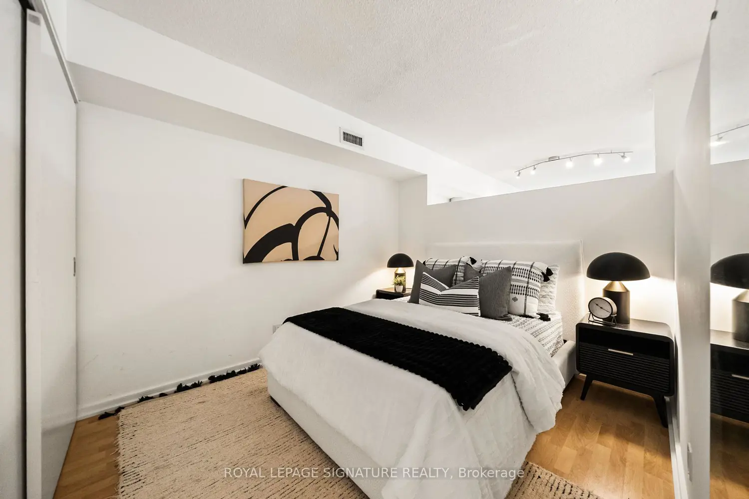 388 Richmond Street 423 photo 4