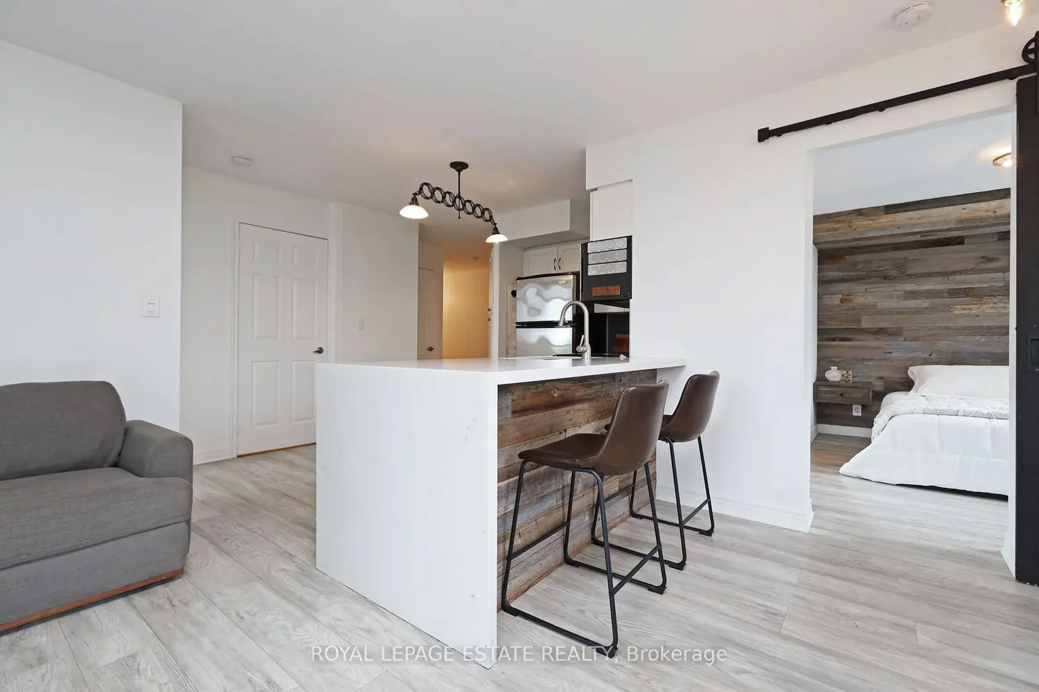 225 Wellesley Street 512 photo 3