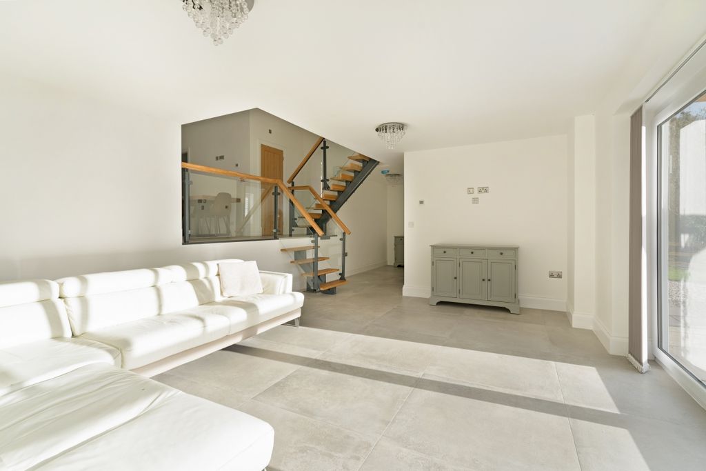 Additional image 3 of 3 bed detached house to rentBarley Close, Henley-In-Arden B95