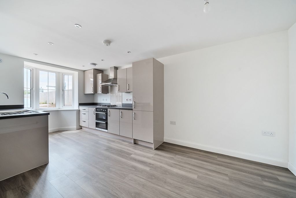 Additional image 3 of 4 bed semi-detached house to rentFilly Close, Newbury RG14