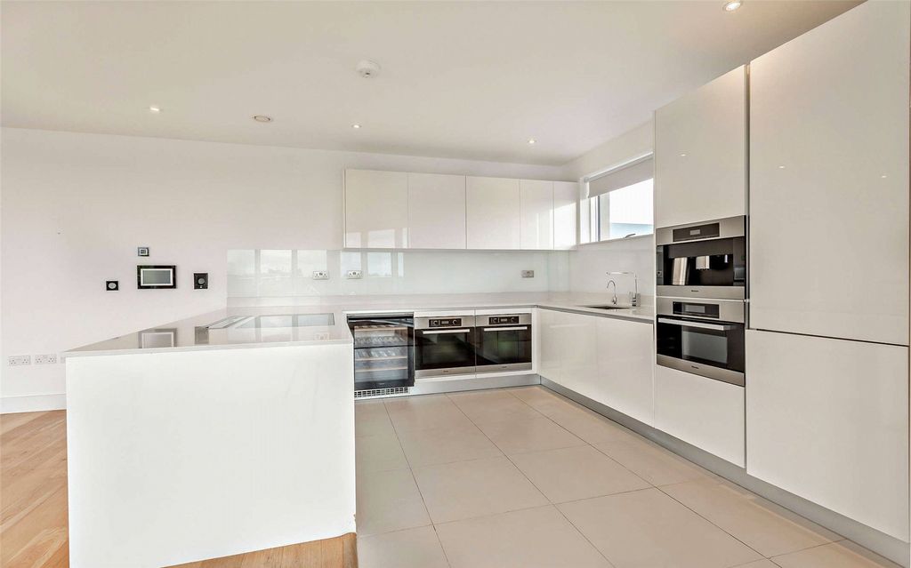 Additional image 3 of 3 bed flat to rentMarlowe House, Kingsley Walk, Cambridge CB5