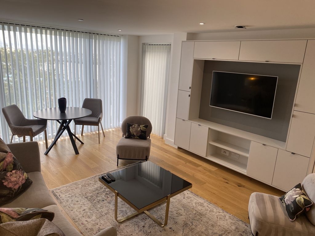 2 bed flat to rentSainte Adresse CF64 photo 5