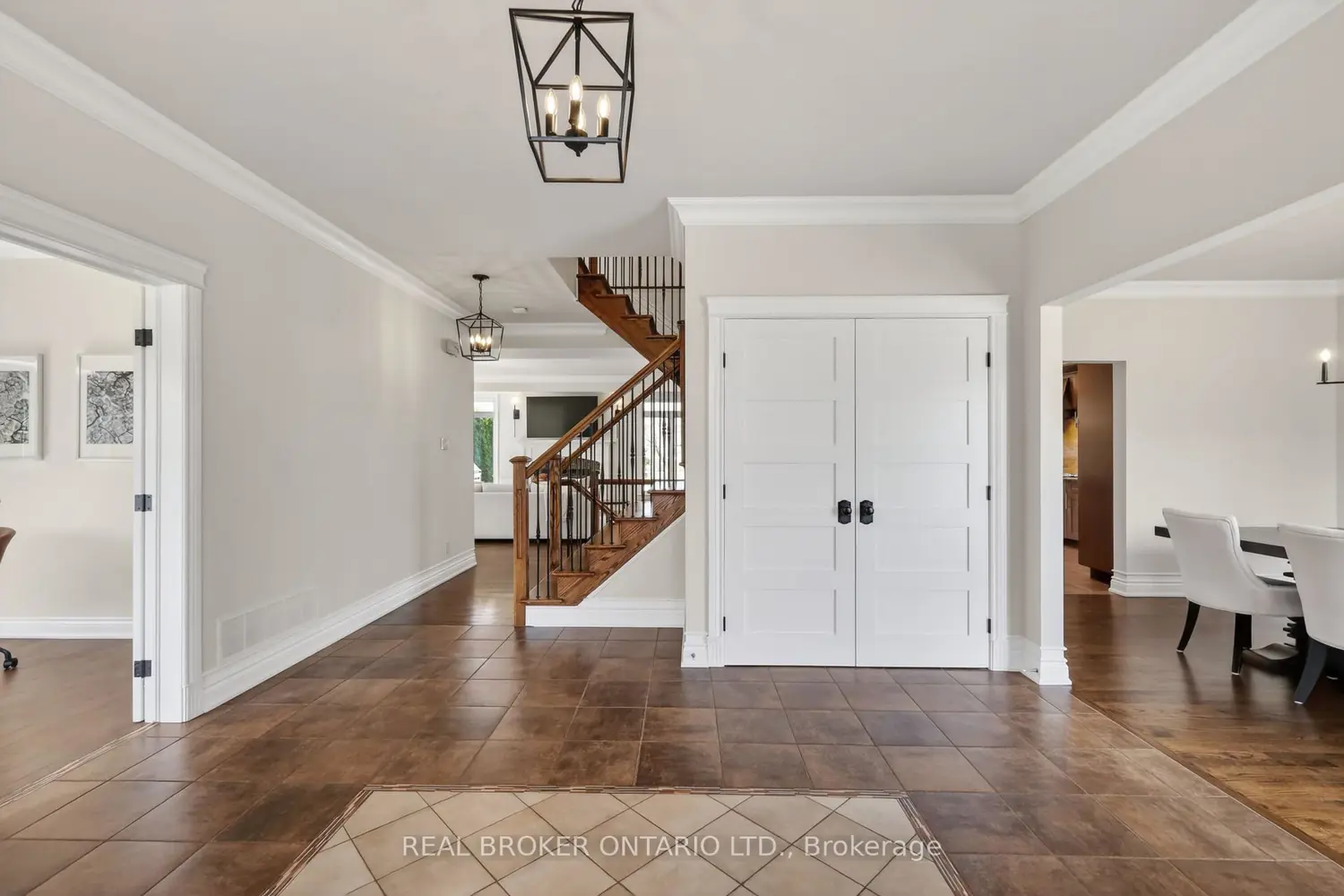 465 Lockmaster Crescent photo 3
