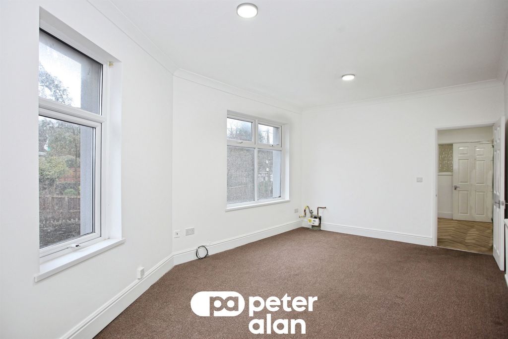 2 bed flat to rentBlackwood NP12 photo 5