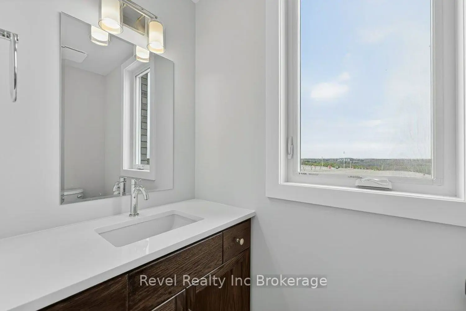 325 Kading Crescent photo 4