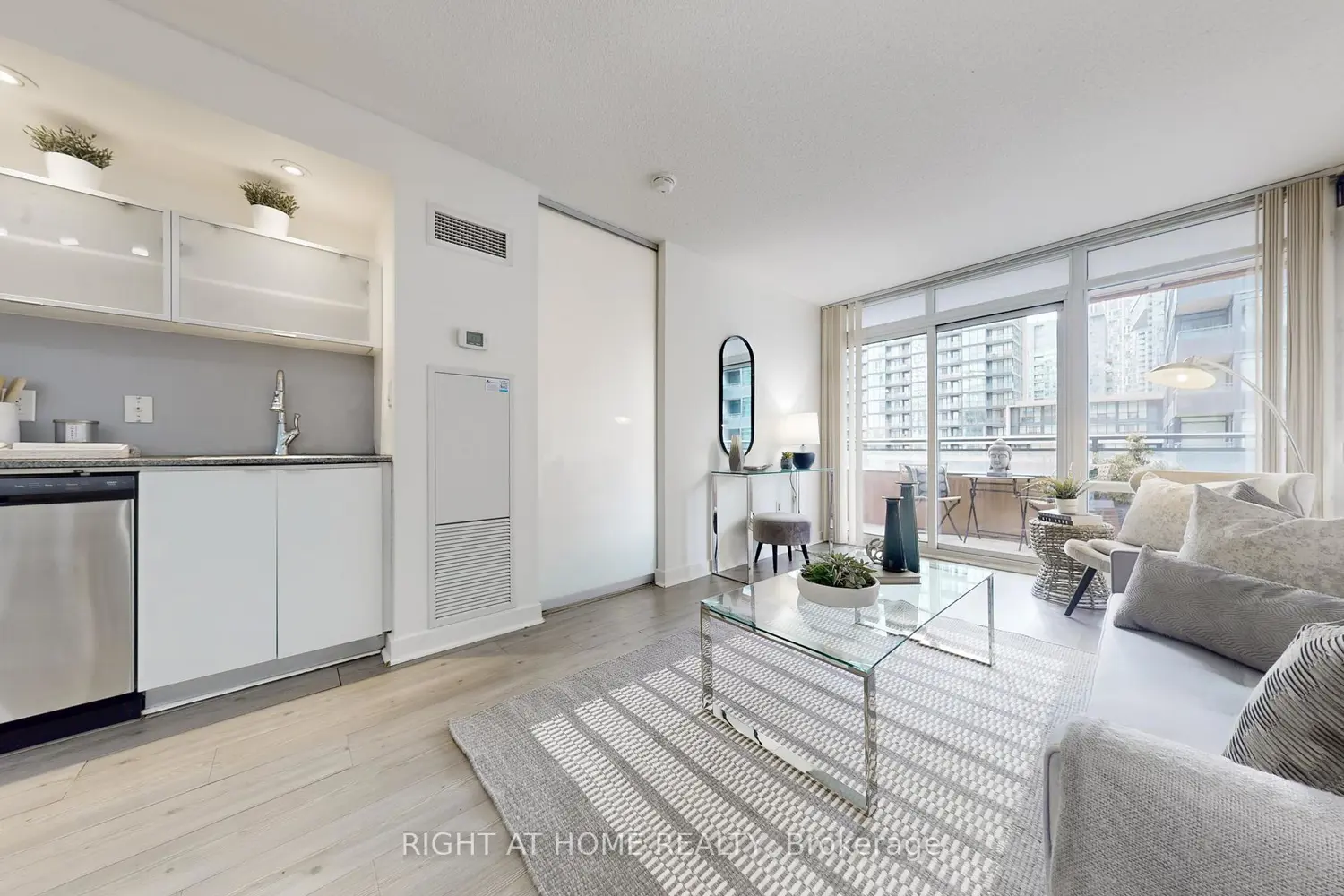 4K Spadina Avenue 727 photo 2