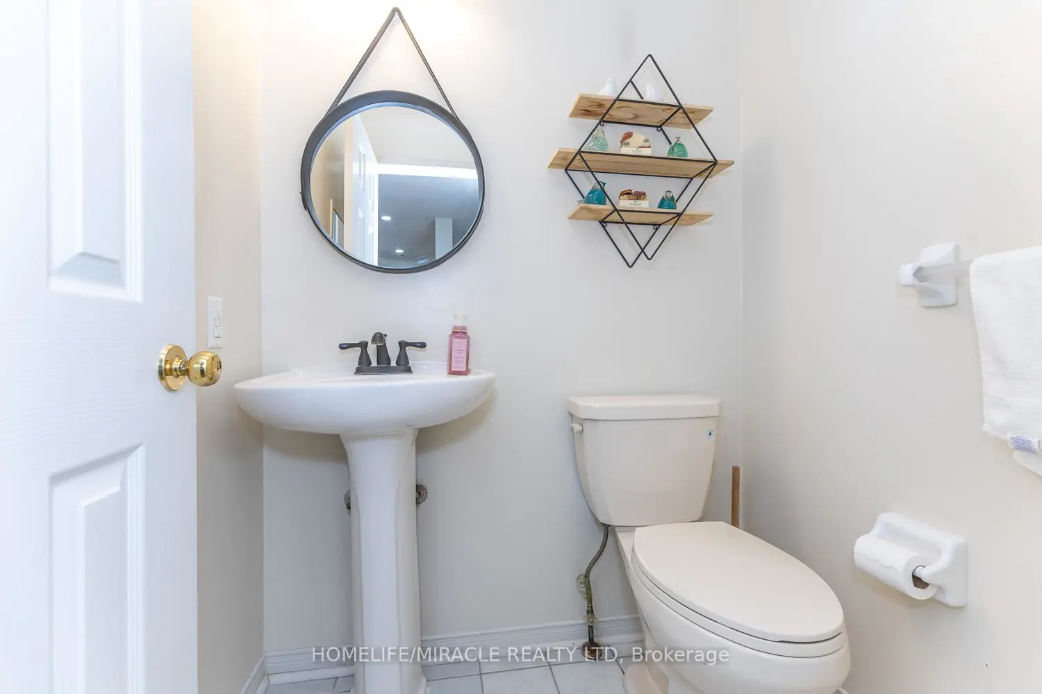 83 Mondeo Drive 539 photo 3