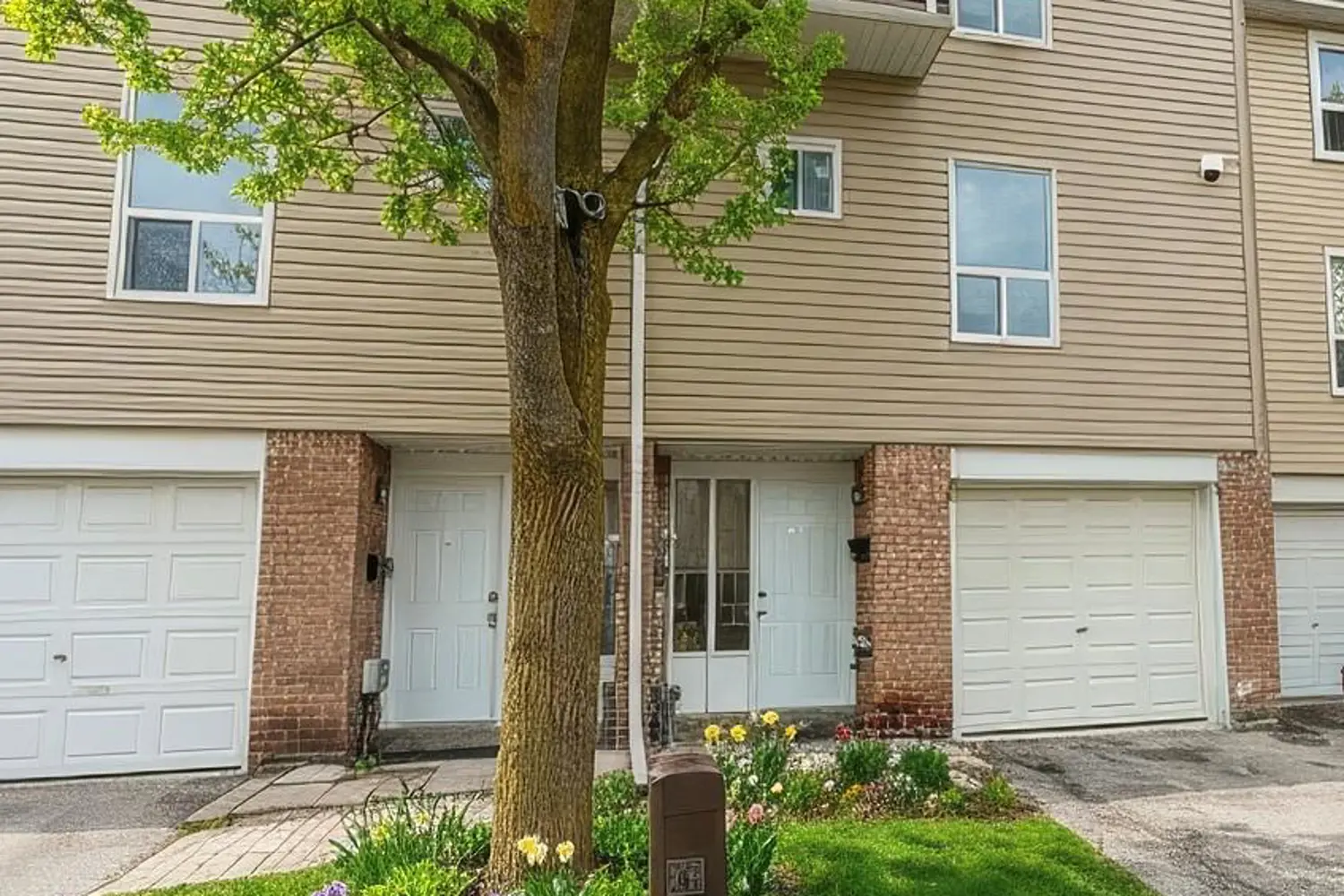 40 Ellis Drive