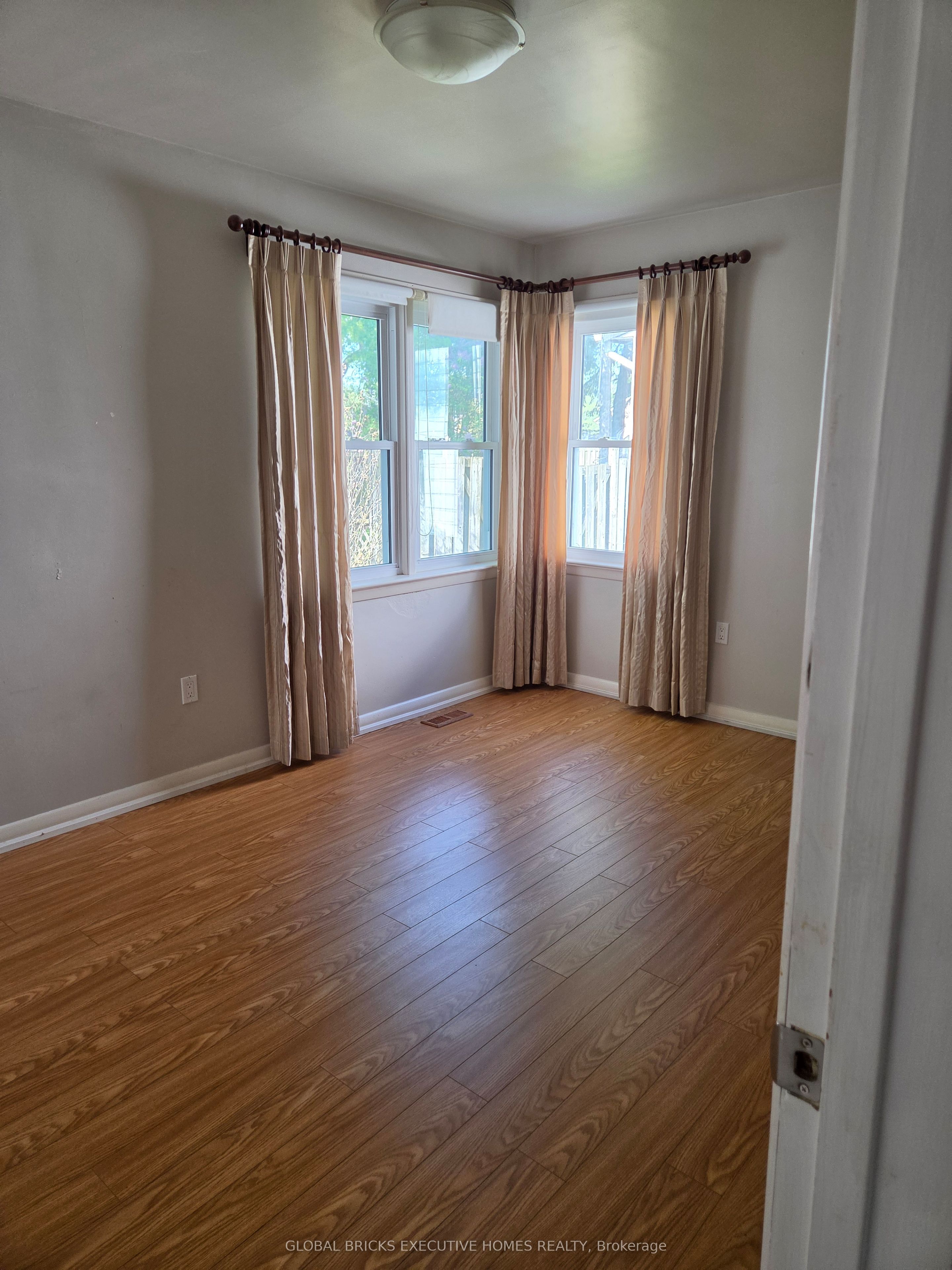 Additional image 5 of 522 Woodlawn Road, Welland, ON, L3C 3K1