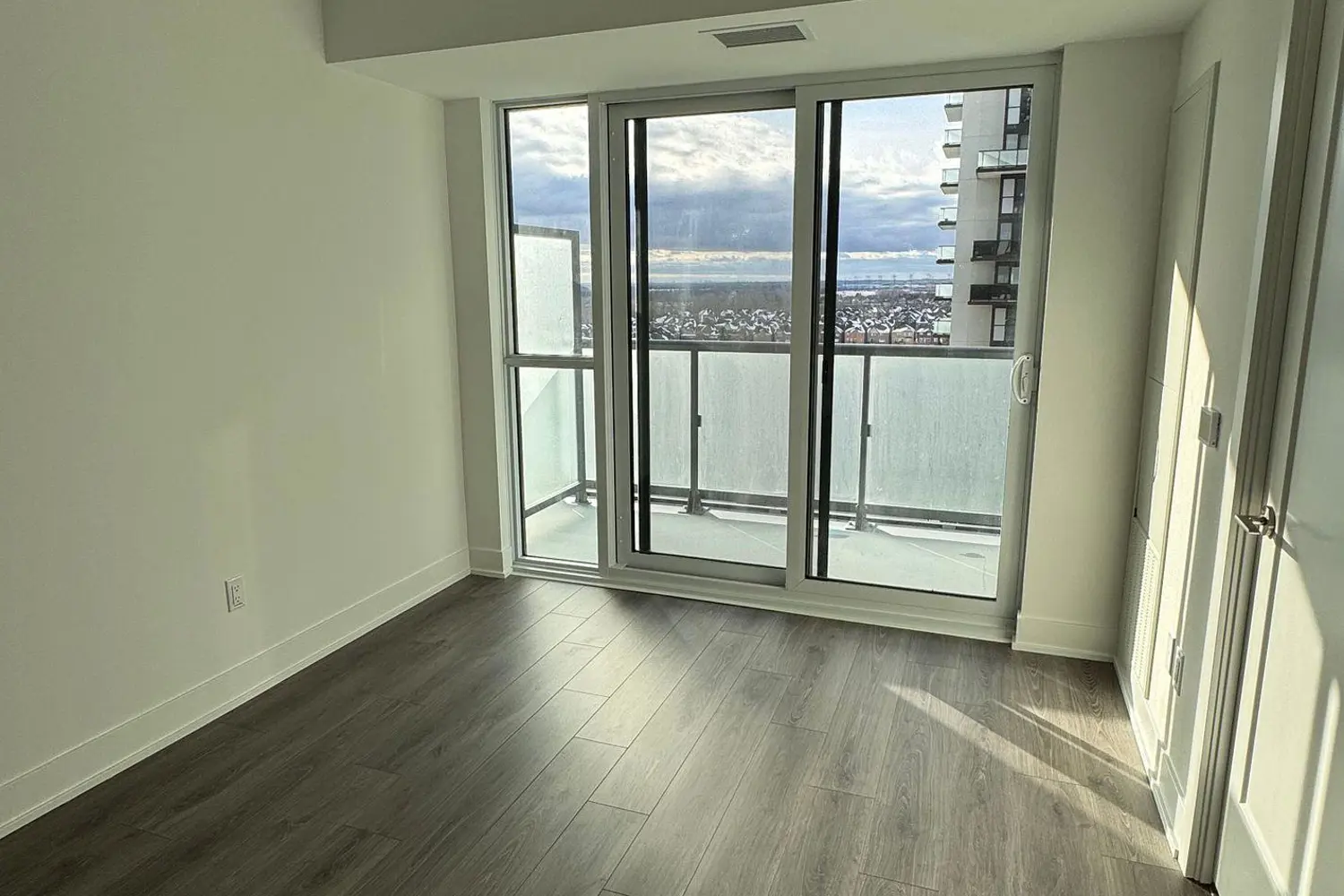 Additional image 8 of 2545 Simcoe Street 1015