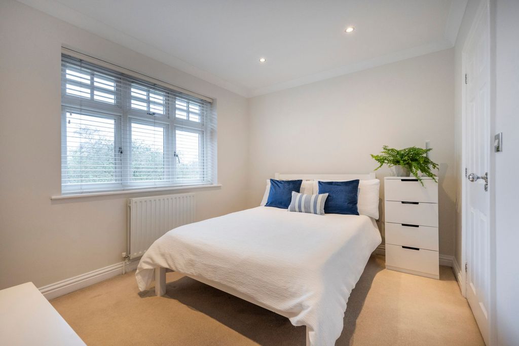 Additional image 17 of 5 bed detached house for saleFinchampstead Road, Wokingham RG41