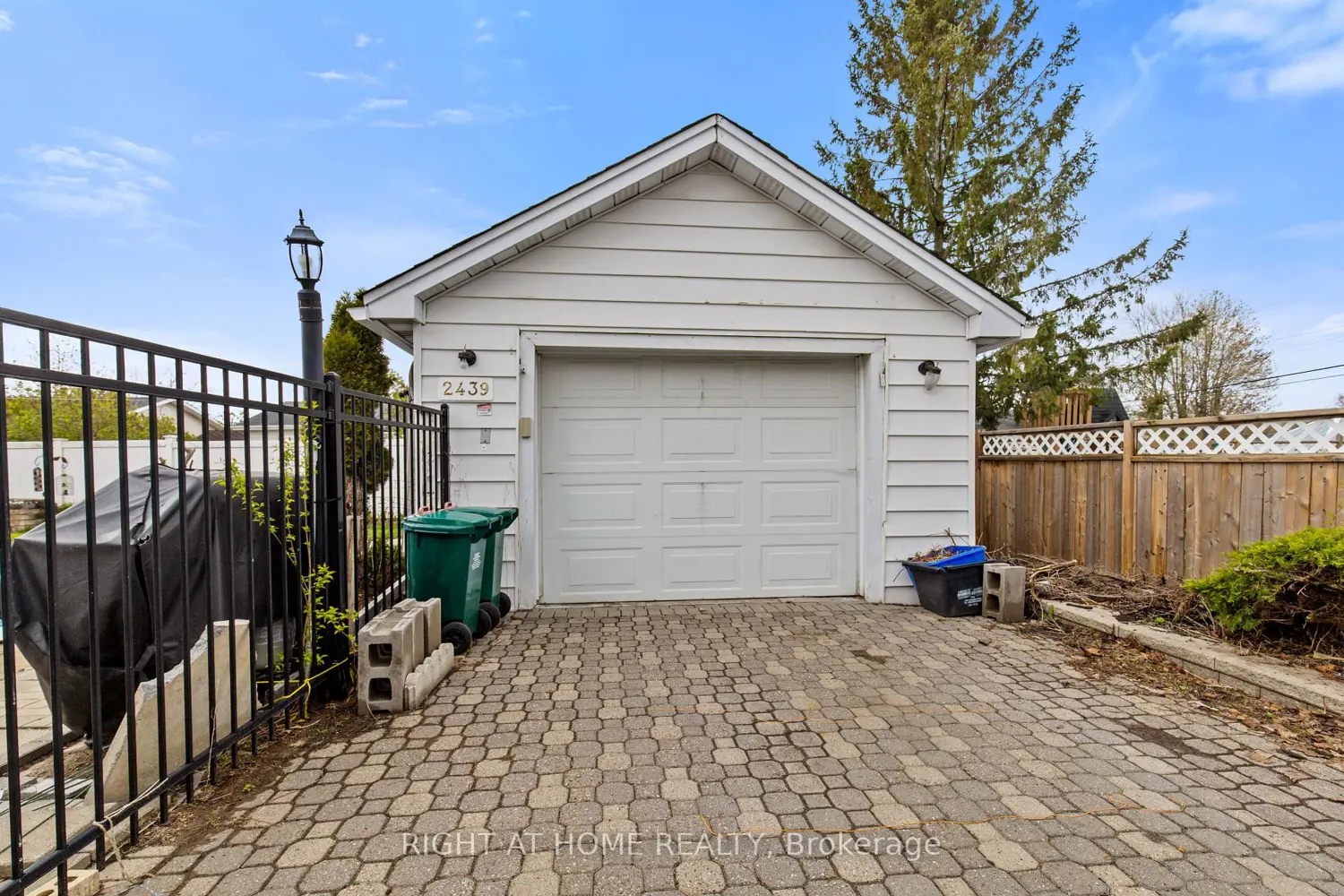 2439 Raymond Street photo 4