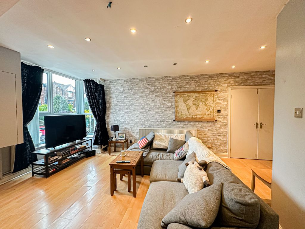 2 bed flat for salePensby Road, Heswall CH60 photo 3
