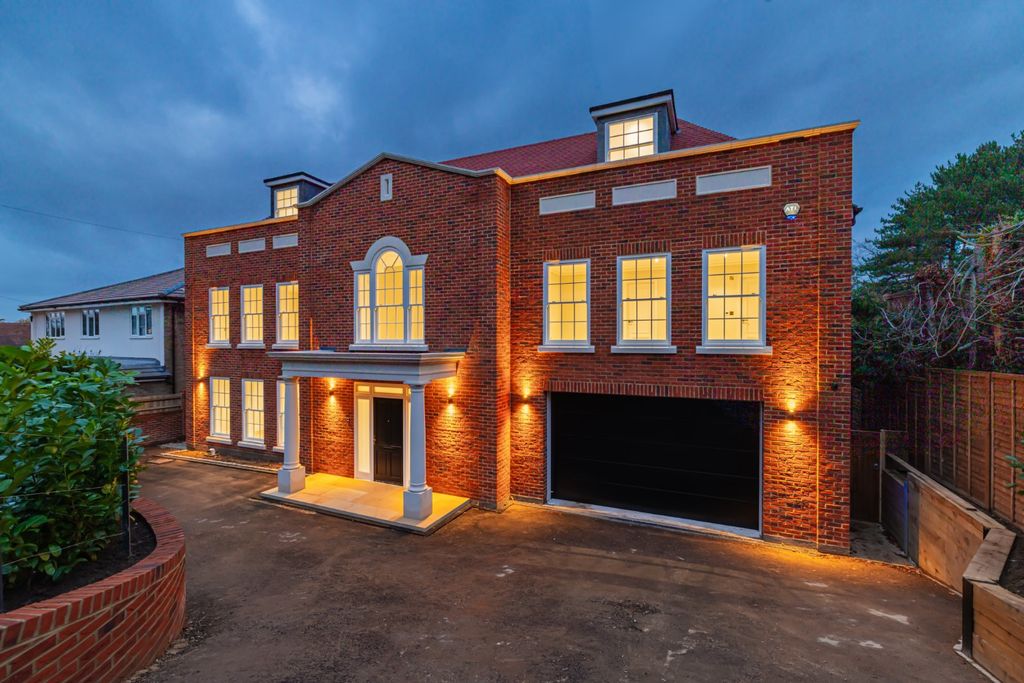 5 bed detached house to rentWayneflete Tower Avenue, Esher KT10