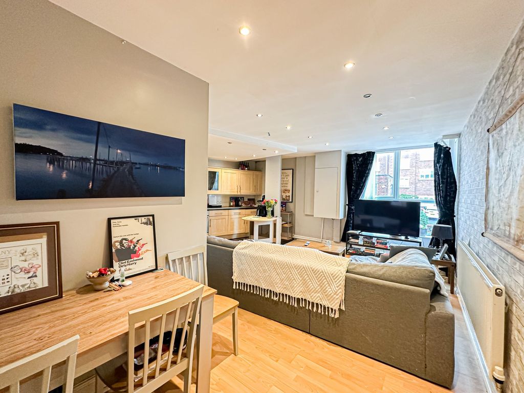2 bed flat for salePensby Road, Heswall CH60 photo 5