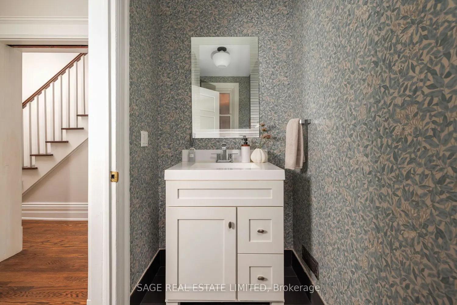 208 Galley Avenue photo 5