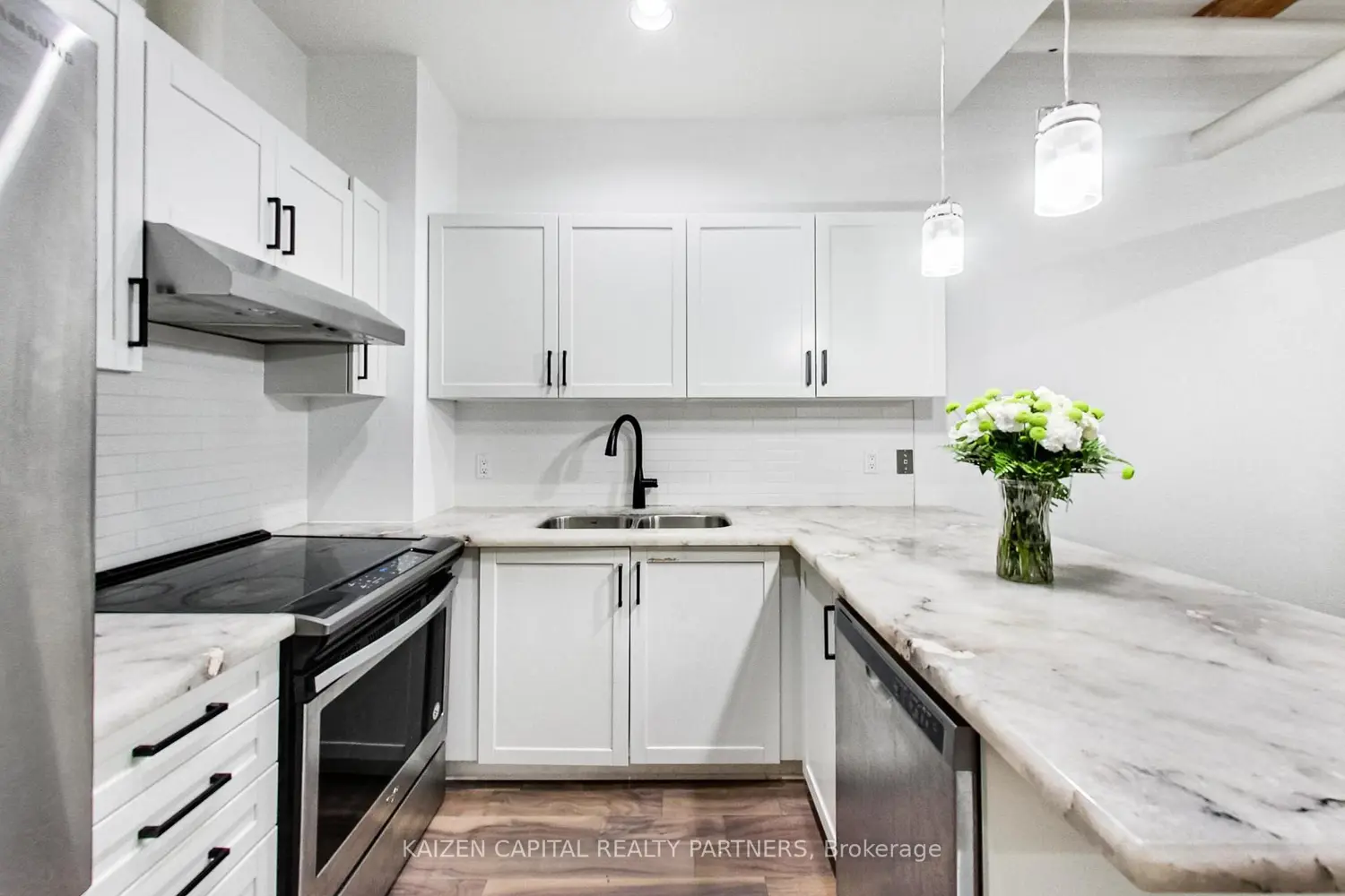 90 Sherbourne Street 103 photo 2