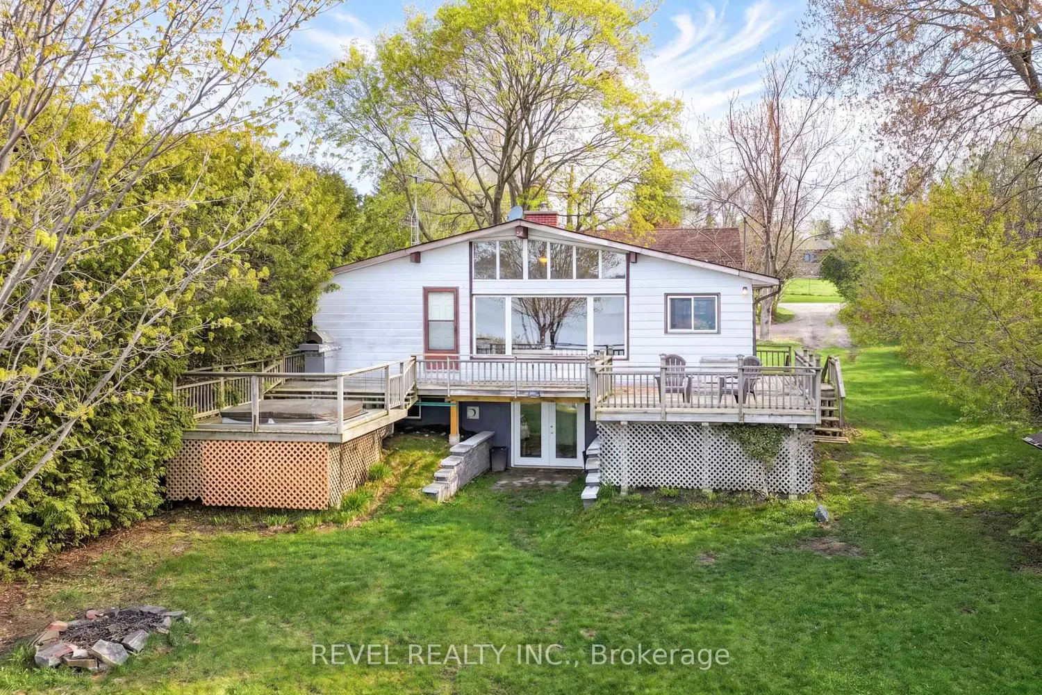 18 Lakeview Boulevard