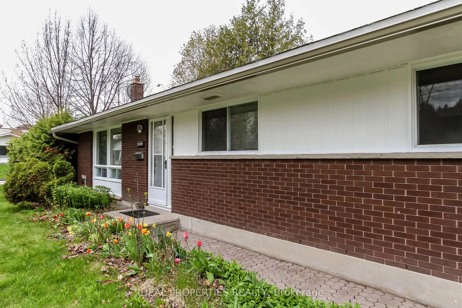 2699 Stone Crescent photo 2