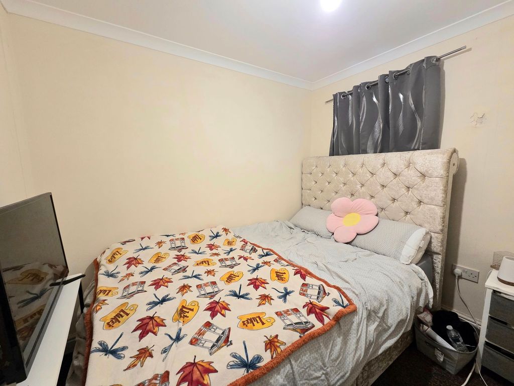Additional image 2 of 1 bed flat to rentMary Street, Porthcawl CF36