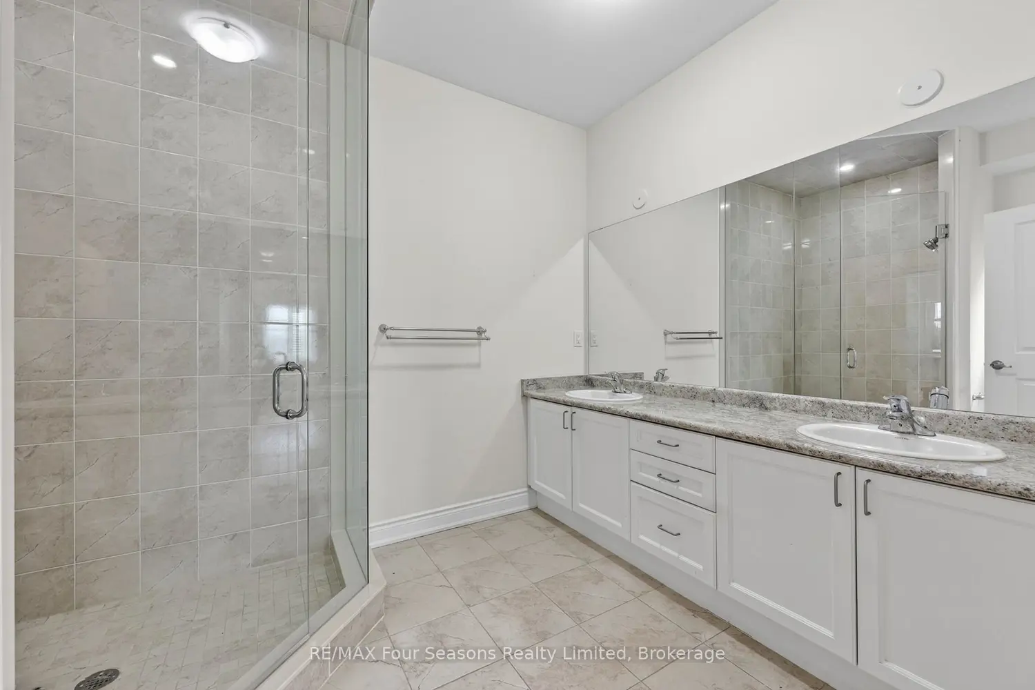 100 Kari Crescent photo 4