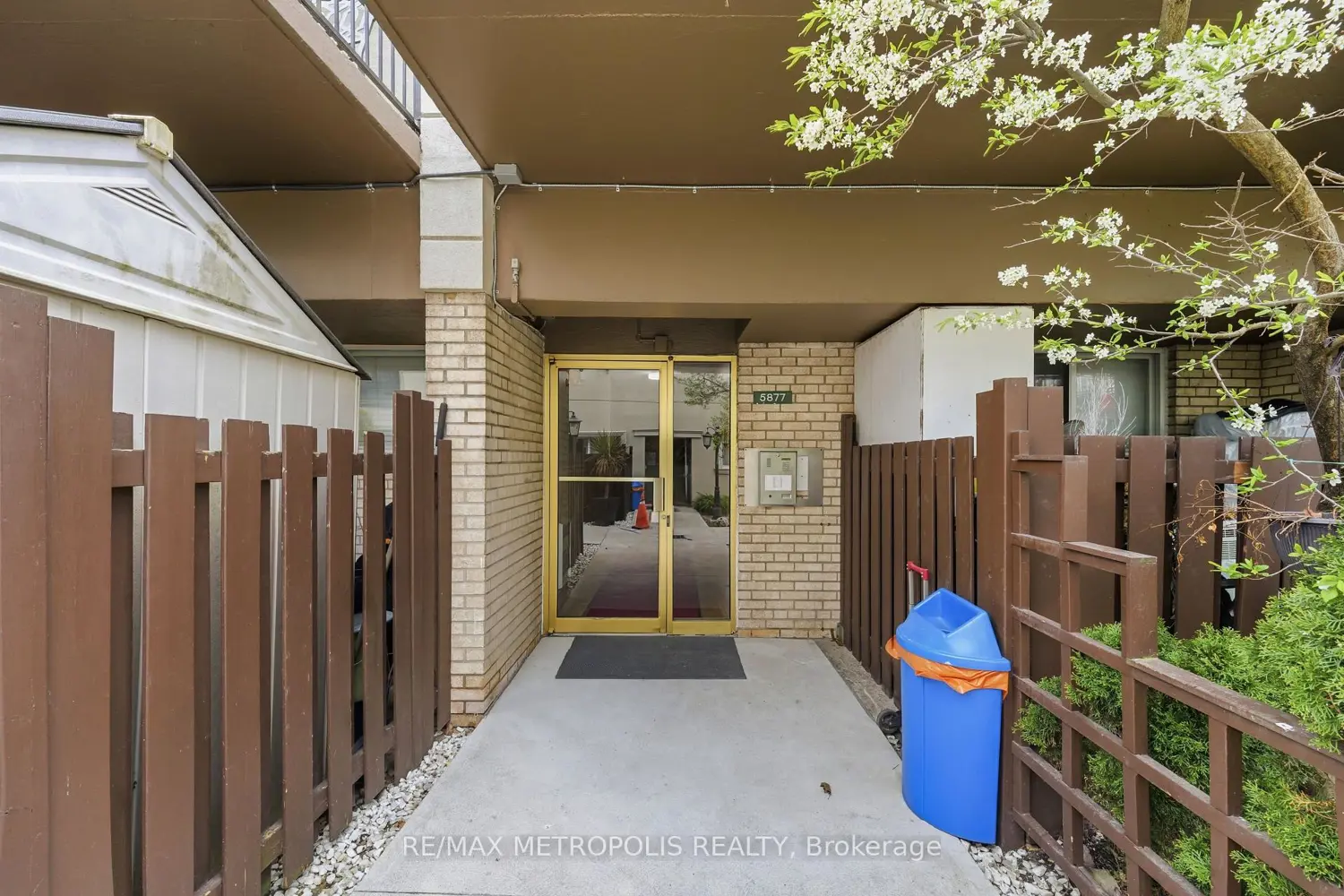 5877 Bathurst Street 205 photo 2
