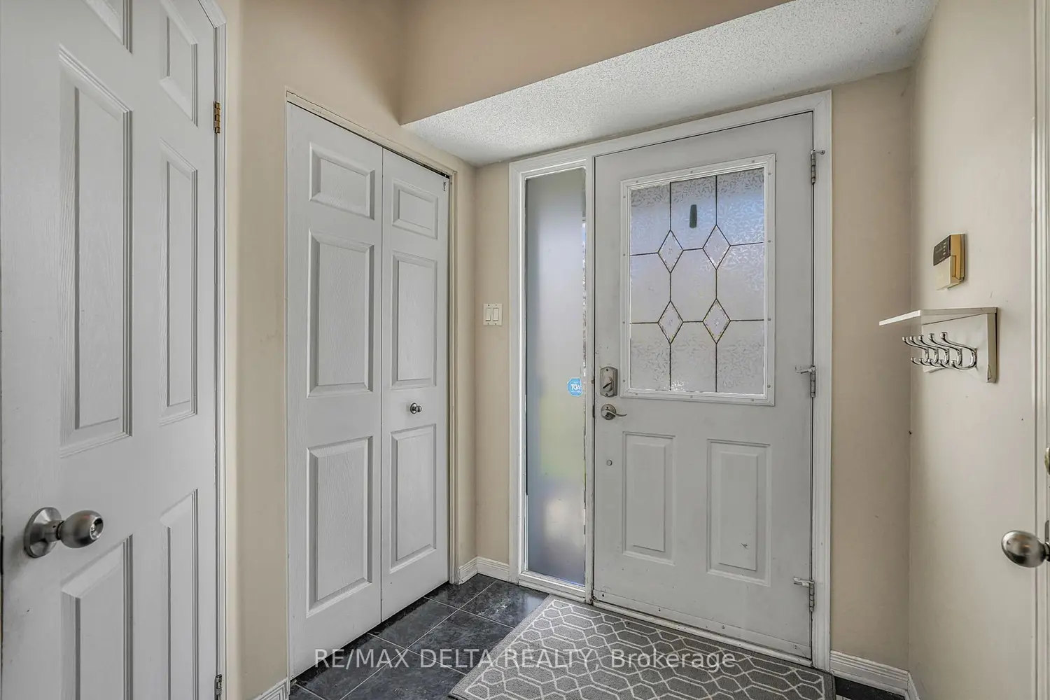 2218 Cecile Crescent photo 2