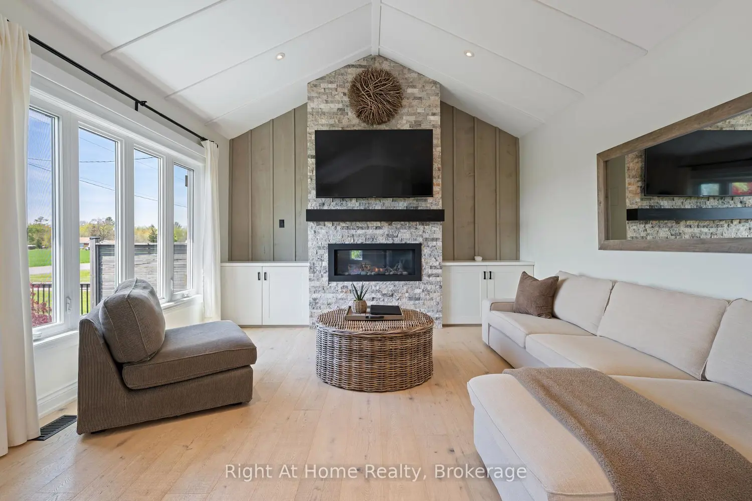 1483 Fifth Ave Louth