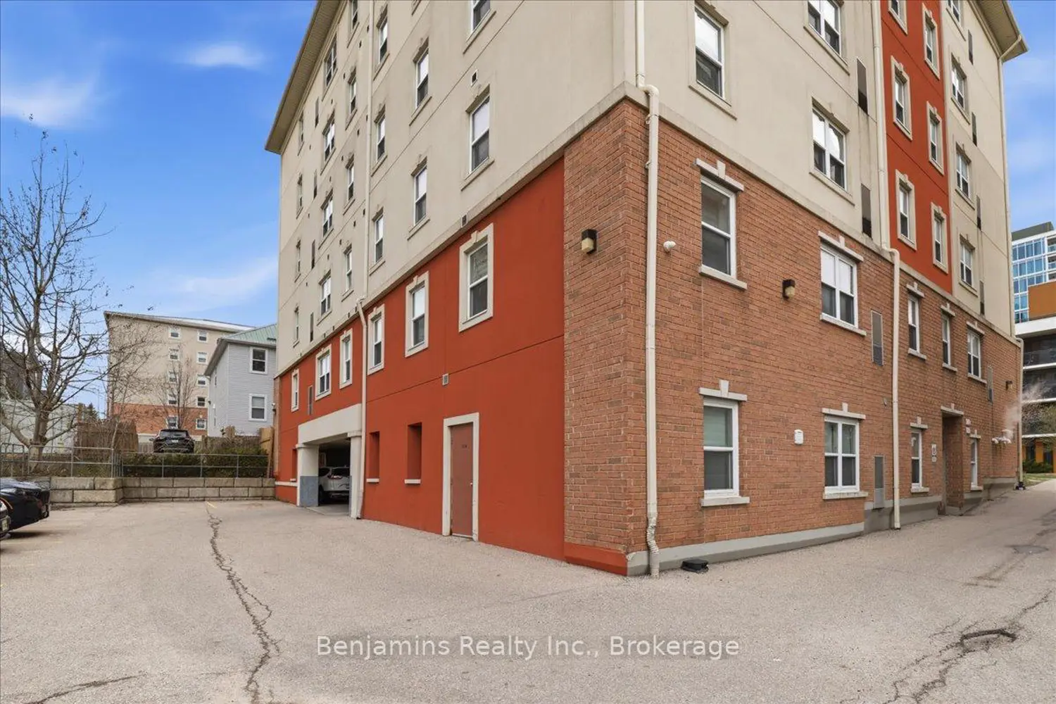 250 Lester Street 401 photo 2