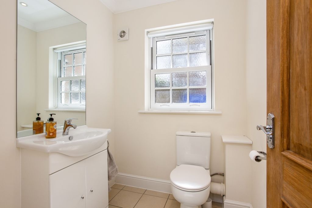 Additional image 8 of 5 bed detached house to rentNorth Parade, Horsham RH12