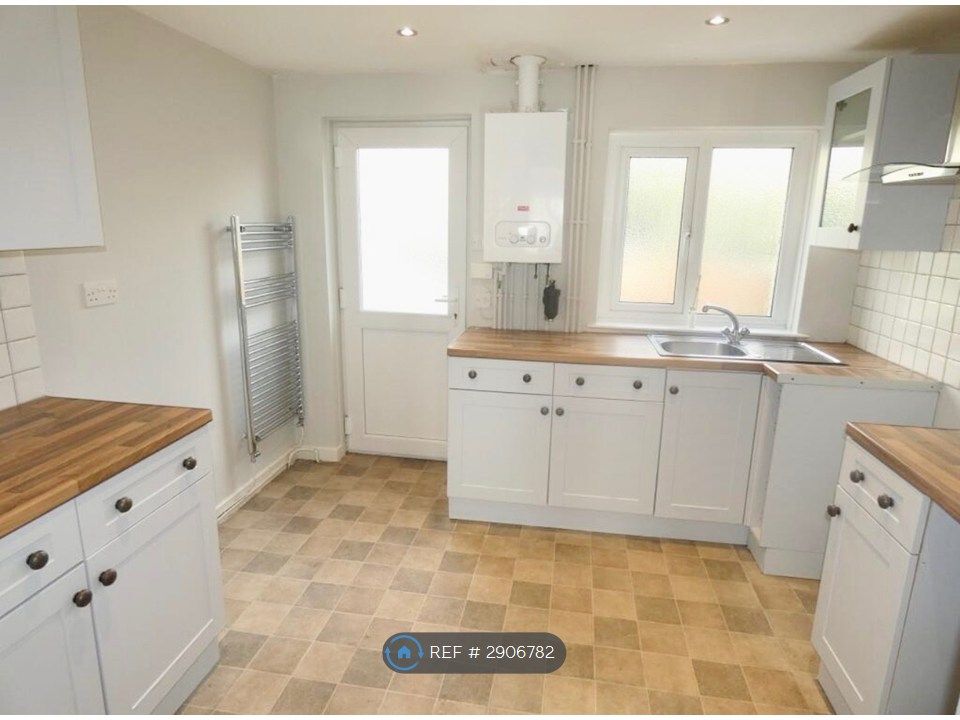 2 bed terraced house to rentKing St, Neath SA11