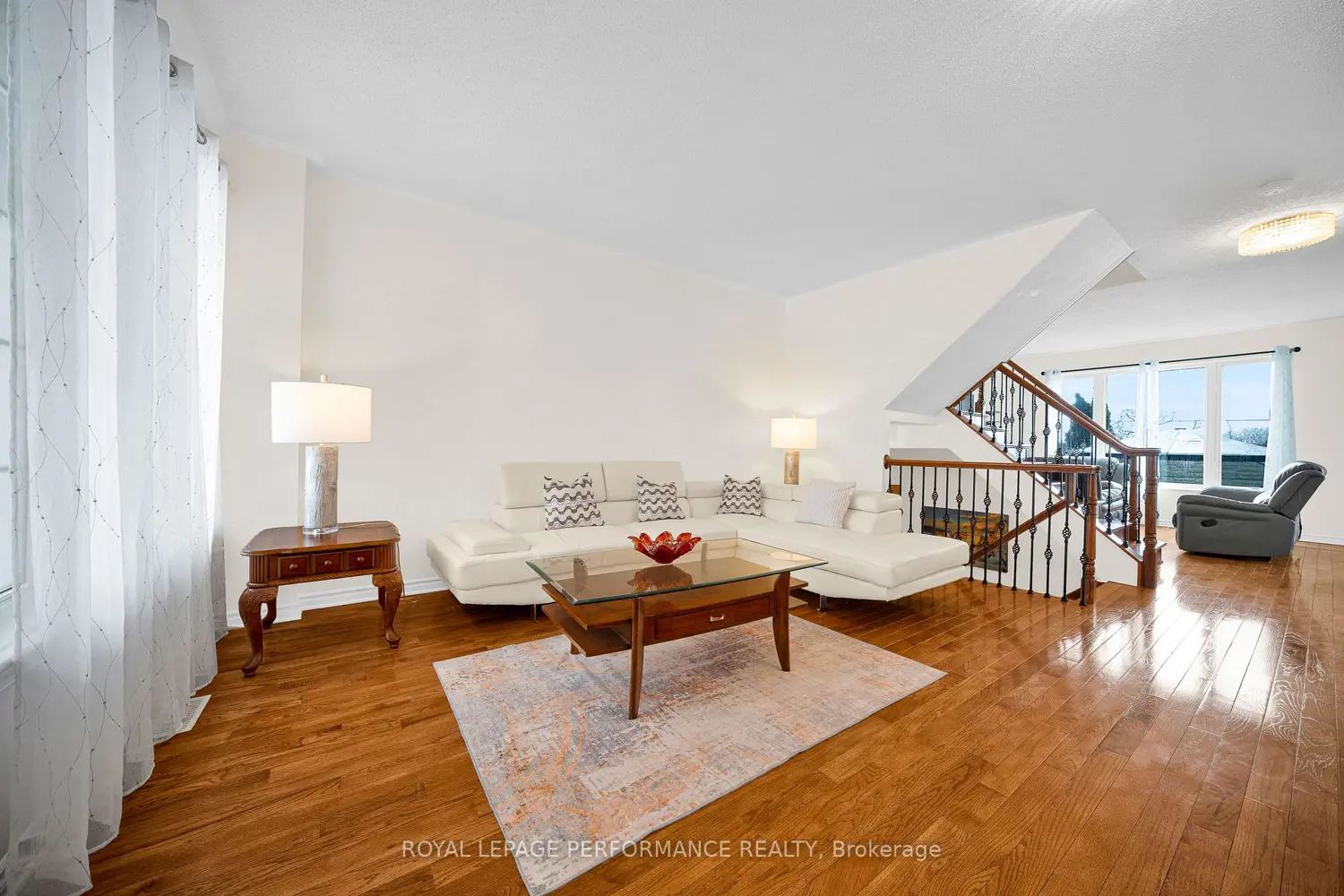 292 Rustic Hills Crescent photo 2