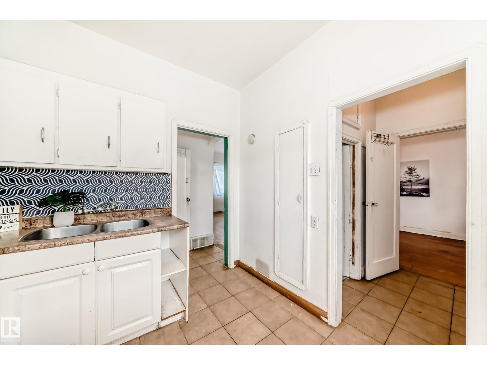 Additional image 5 of 10564 92 Street NW, Edmonton, AB, T5H1T9