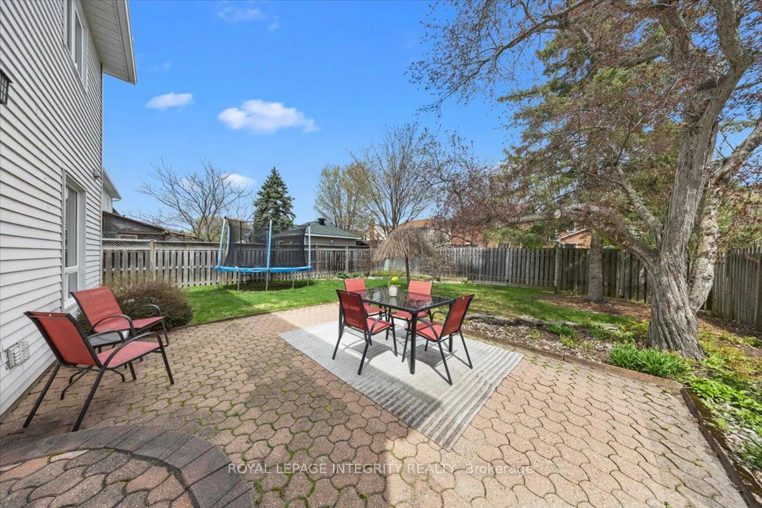 1122 St Germain Crescent photo 5