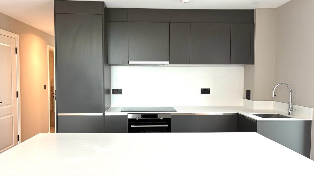 Additional image 3 of 3 bed flat to rentSpringwell Gardens, Whitehall Road, Leeds LS12