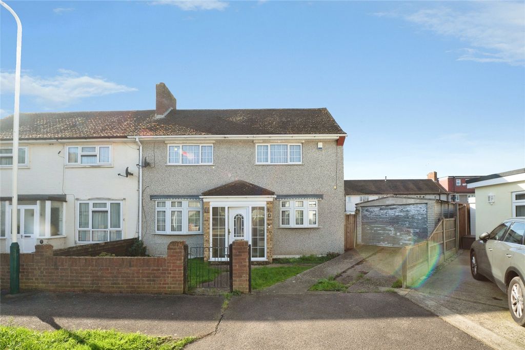 3 bed semi-detached house for saleRenown Close, Romford RM7