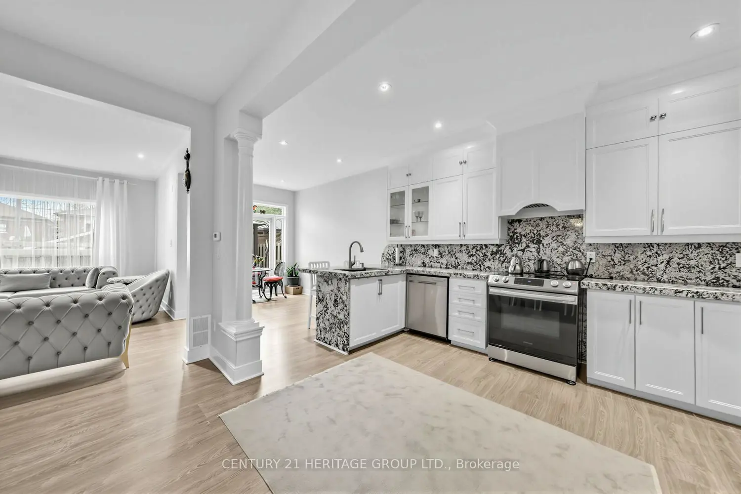 2621A Keele Street photo 4