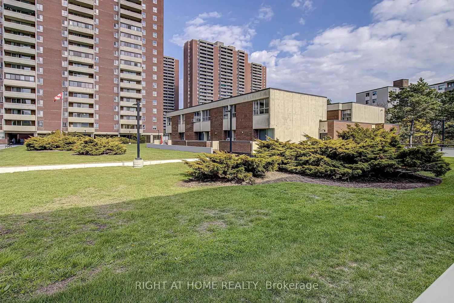 8 Crescent Town Road 409