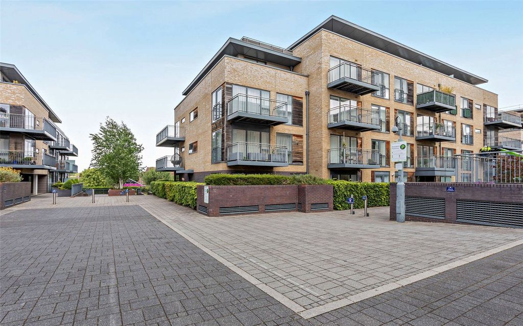 3 bed flat to rentMarlowe House, Kingsley Walk, Cambridge CB5