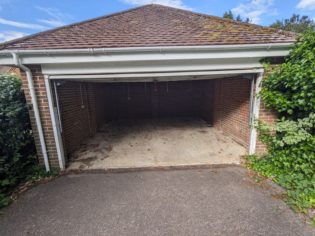 Additional image 3 of 4 bed property to rentVicarage Close, Horsham RH12