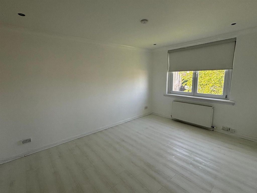2 bed flat to rentThe Roundel, Wishaw ML2 photo 5