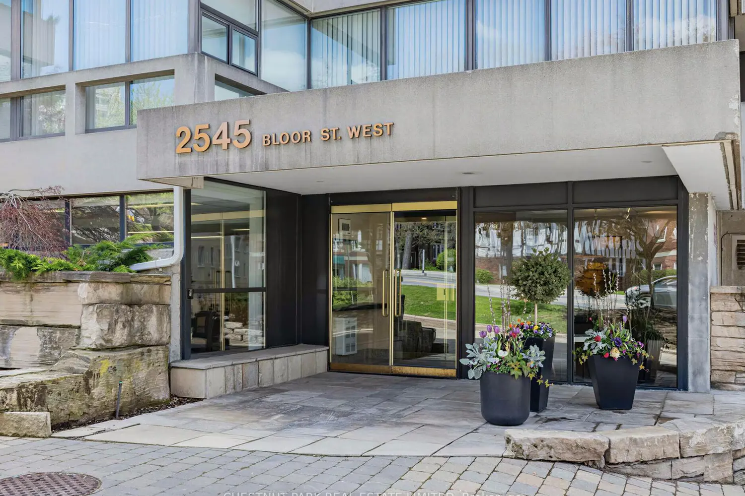 Additional image 3 of 2545 Bloor Street 202
