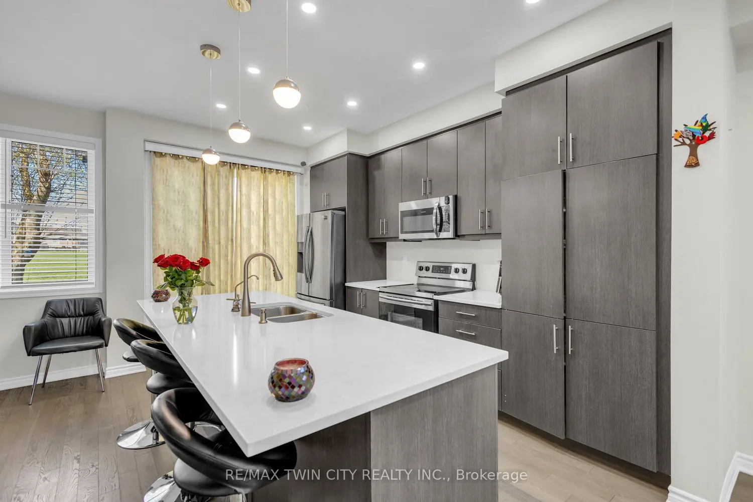 661 Doon South Drive photo 4