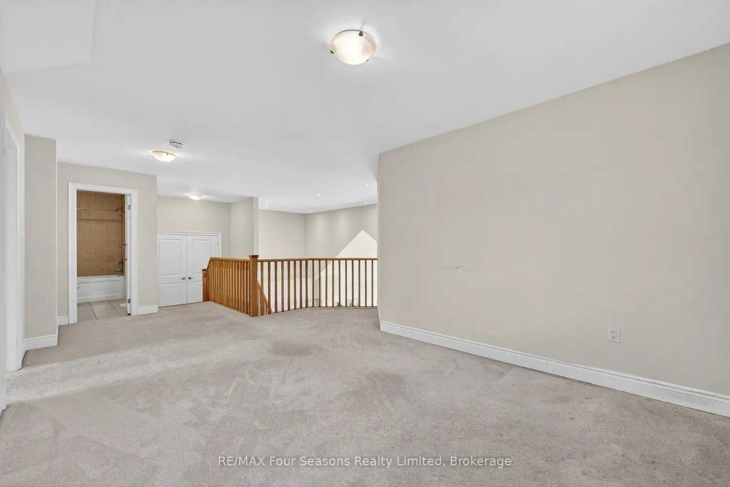 100 Kari Crescent photo 5